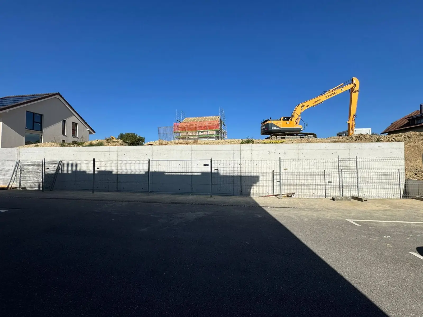 Mur de soutènement et place terminés