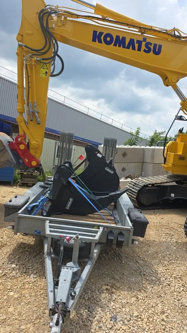Pelle Komatsu de MK sur sa remorque